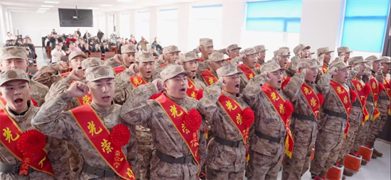 投笔从戎 逐梦军营 beat365中国官方网站举行2025年春季大学生入伍欢送会_fororder_张琪入伍5 投笔从戎 逐梦军营 beat365中国官方网站举行2025年春季大学生入伍欢送会_fororder_张琪入伍5